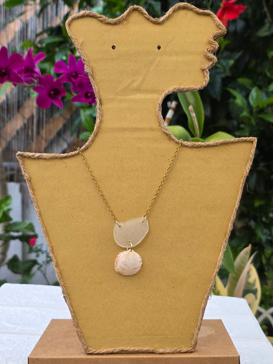 Cristal y Caracol de mi Isla Necklace