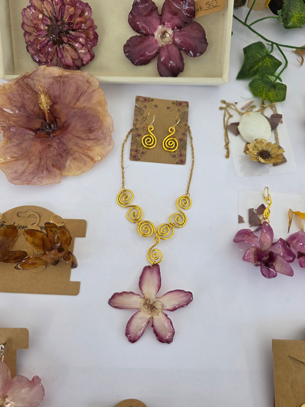 Set Collar y Aretes con Rosa del Desierto en alambre.