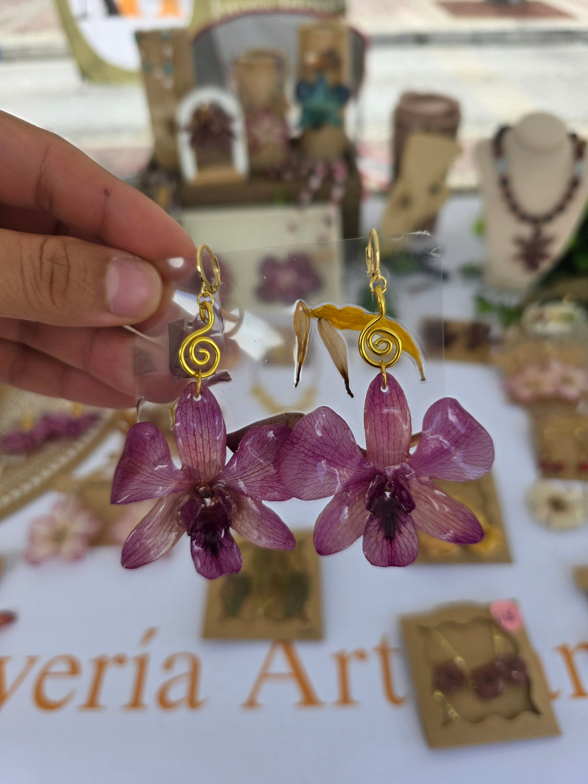 Pantallas Orquídea Morada con Espiral Dorado
