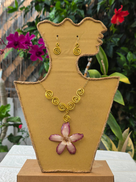 Set Collar y Aretes con Rosa del Desierto en alambre.