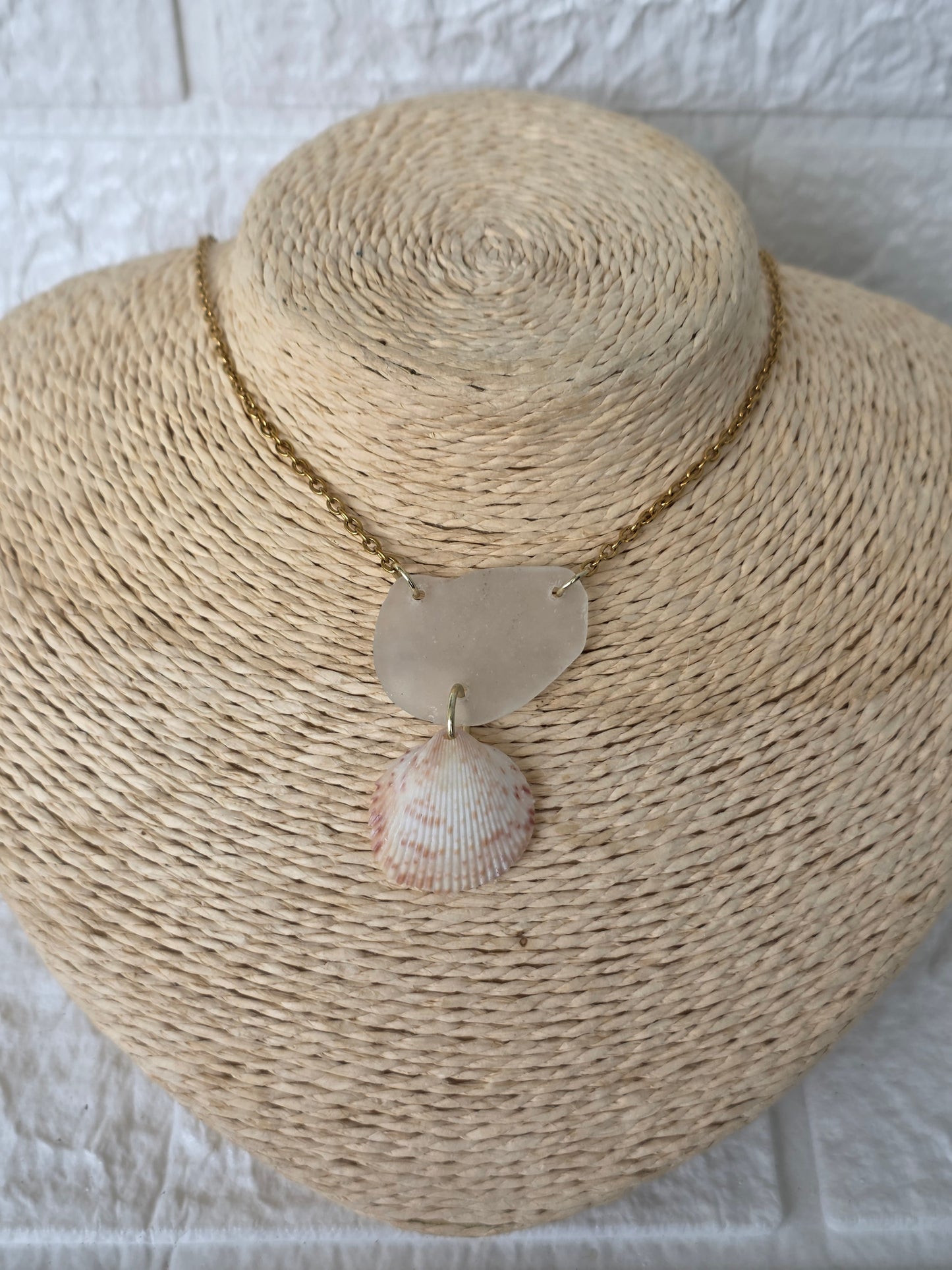 Cristal y Caracol de mi Isla Necklace