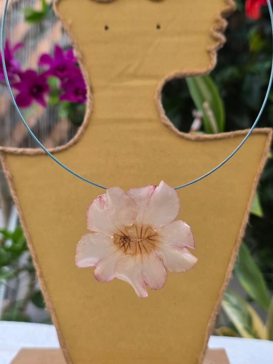Collar Choker con Rosa del Desierto
